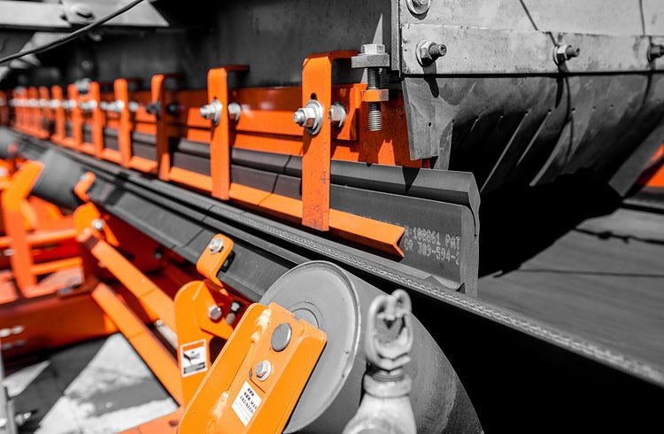 Conveyor Dust and Spillage: The Importance of  Skirtboard Sealing Systems