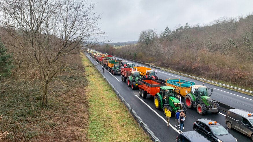 Polish farmers launch month-long general strike, block roads nationwide