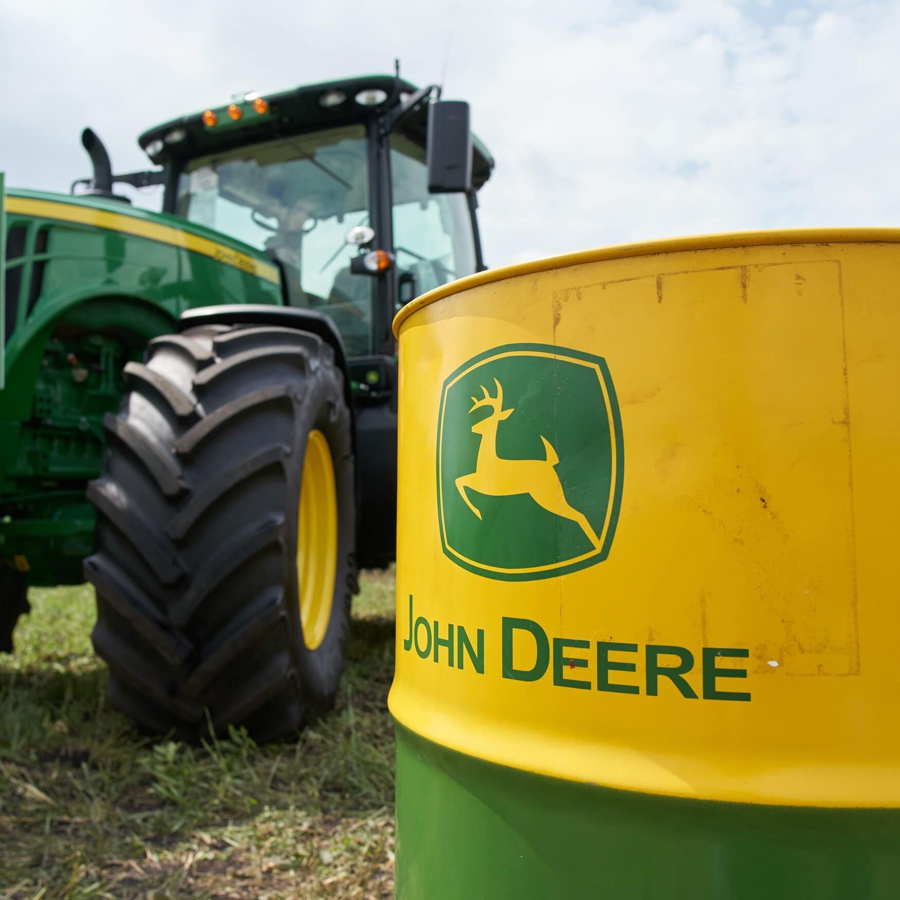 Nigeria strengthens agriculture with 500 new John Deere tractors