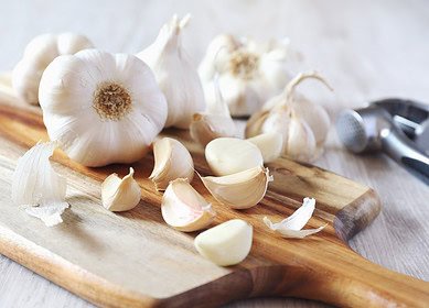 Garlic fertilizer: 5 proven ways to use garlic peel for plants