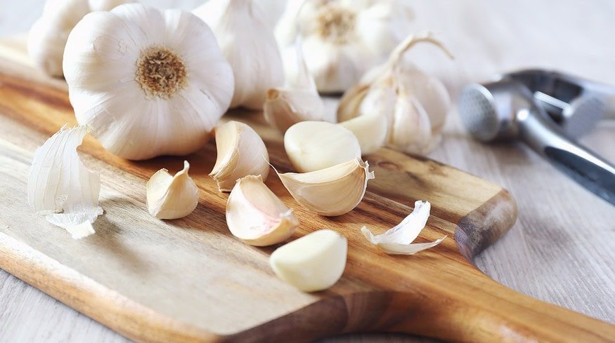 Garlic fertilizer: 5 proven ways to use garlic peel for plants