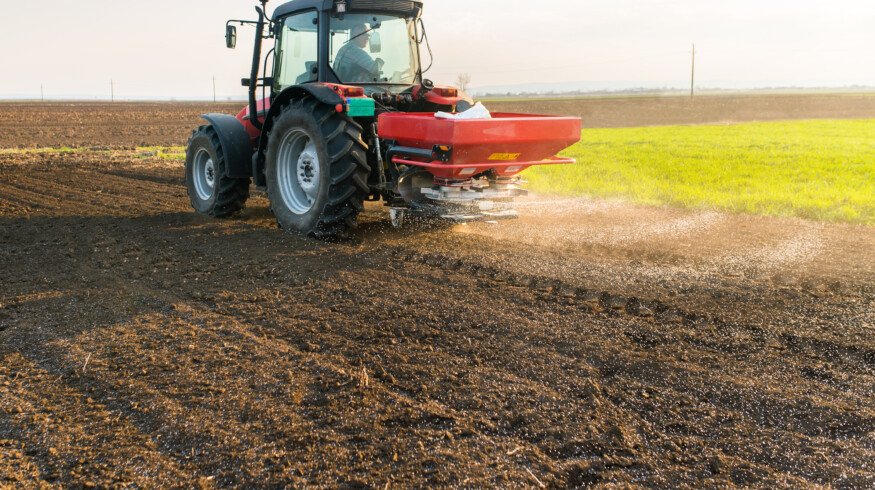Soaring fertilizer prices affect US and Canadian farmers amid trade tensions