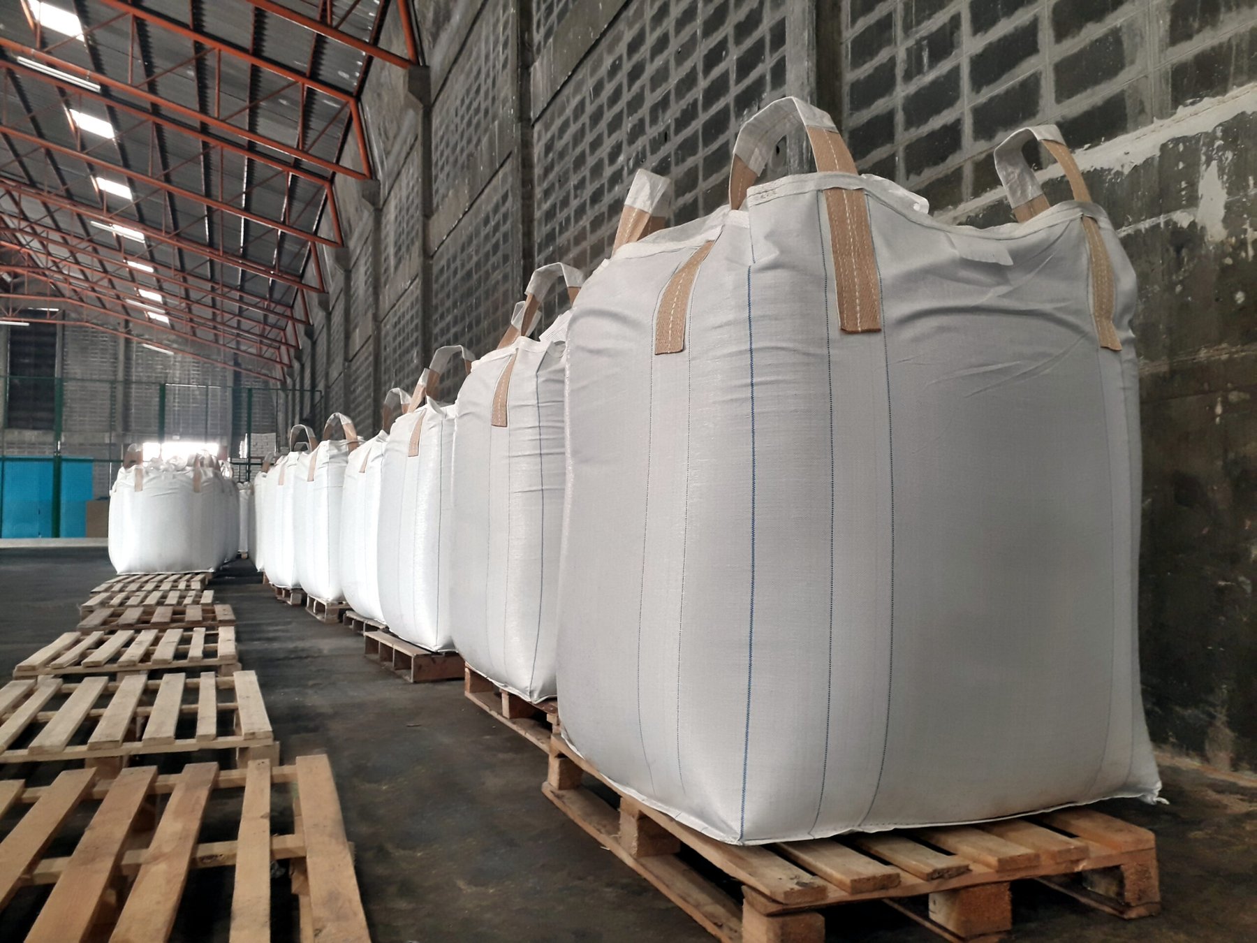 NFL urea tender draws bids as low as $445/t, more than half April levels